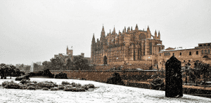 vista de la catedral de Palma de Mallorca en invierno