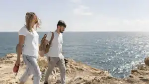 Una pareja disfrutando de las excursiones en Mallorca