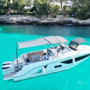 Alquiler del Beneteau Flyer 9 en Cala d'Or por 8h con licencia: Lujo y potencia en la costa de Mallorca